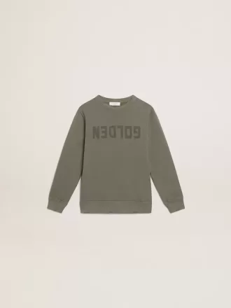 Slitad olivgrön tröja med guldfärgad text på framsidan