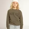 Slitad olivgrön tröja med guldfärgad text på framsidan Slitad olivgrön tröja med guldfärgad text på framsidan