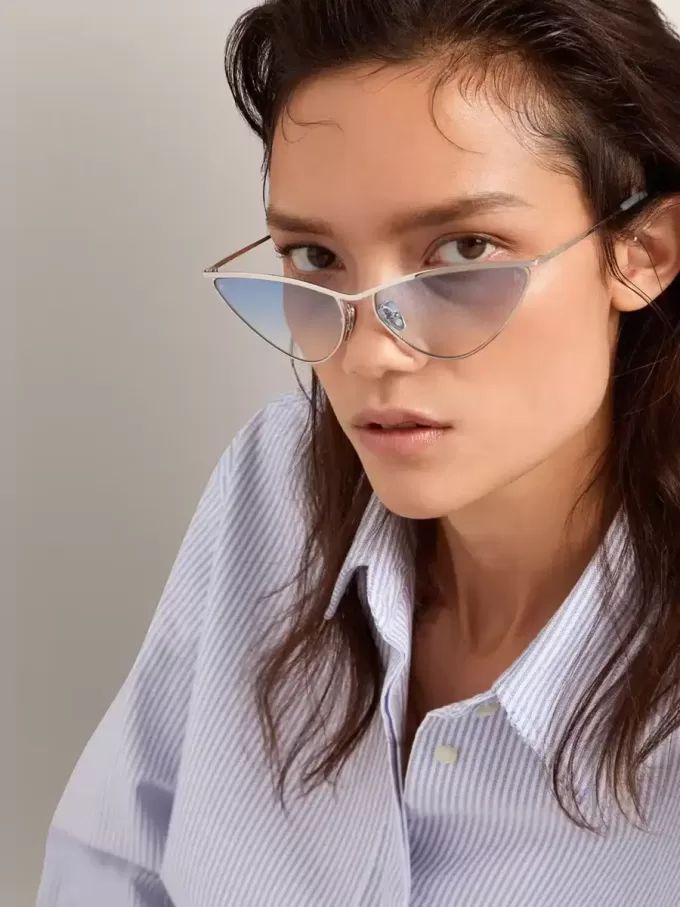 Solglasögon i cat-eye-stil med silverbåge och blåa glas