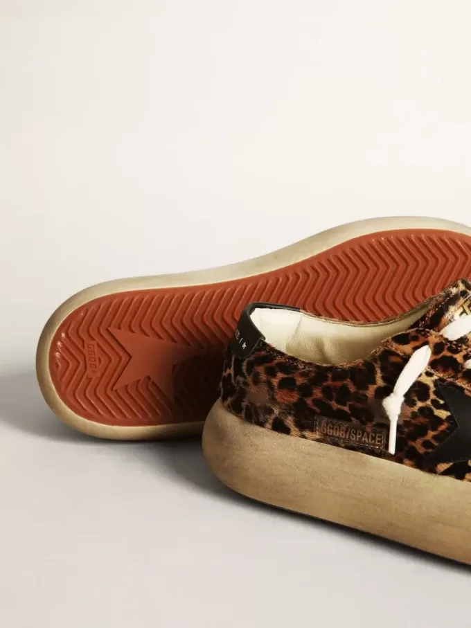 Space-Star för damer i leopardmönstrat ponnyläder med svart stjärna