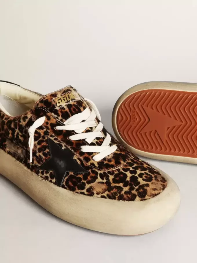 Space-Star för herr i leopardmönstrat ponnyläder med svart stjärna och klack Space-Star för herr i leopardmönstrat ponnyläder med svart stjärna och klack