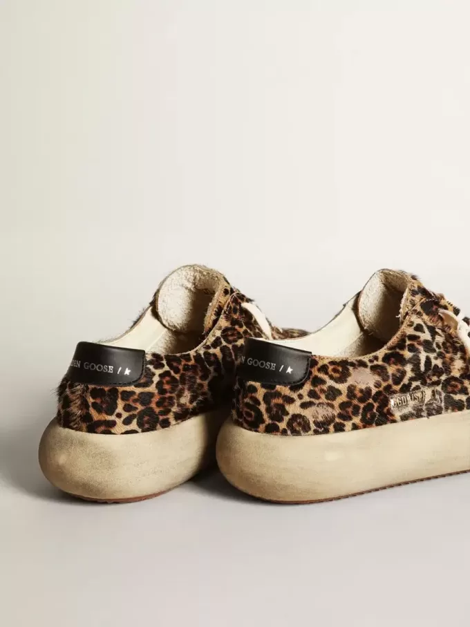 Space-Star för herr i leopardmönstrat ponnyläder med svart stjärna och klack Space-Star för herr i leopardmönstrat ponnyläder med svart stjärna och klack