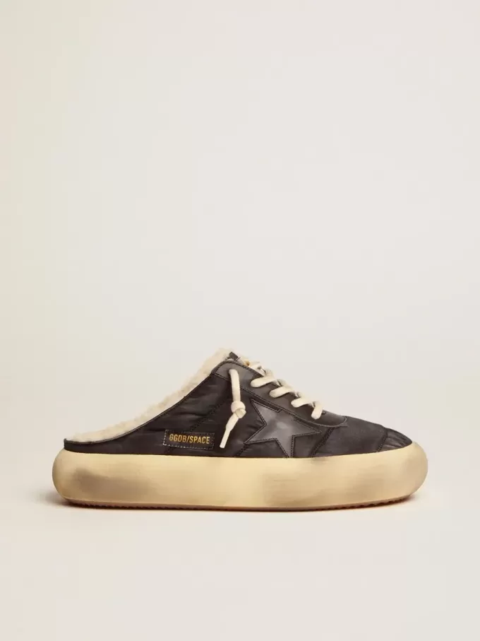 Space-Star Sabot-skor för herr i quiltad svart nylon med shearlingfoder