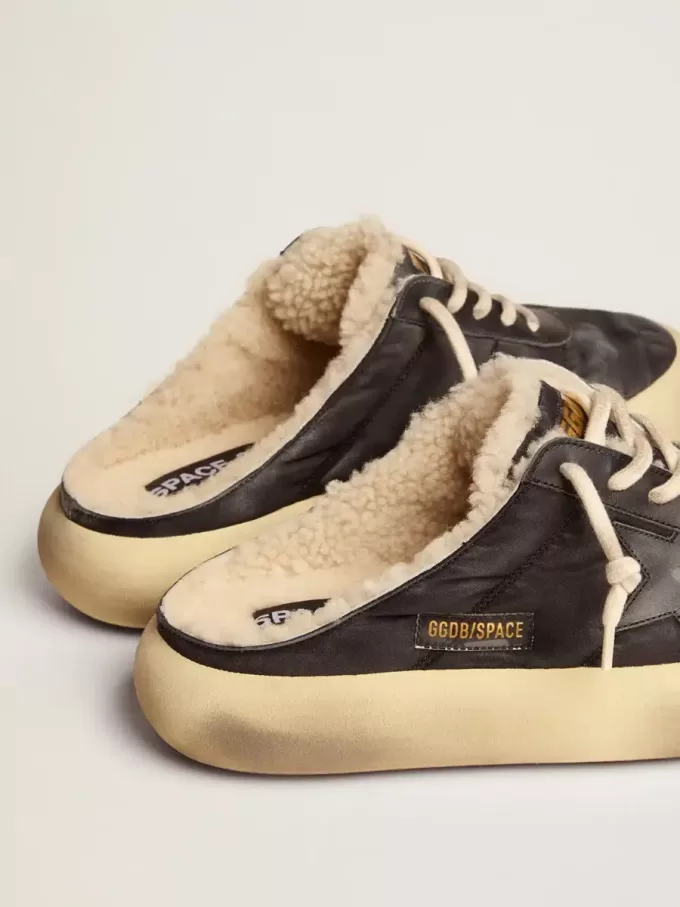Space-Star Sabot-skor för herr i quiltad svart nylon med shearlingfoder