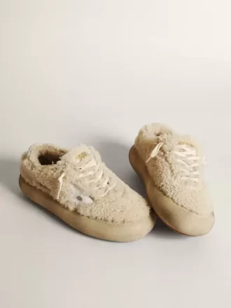 Space-Star-skor för damer i beige fårskinn med vit läderstjärna och metallisk läderflik på hälen
