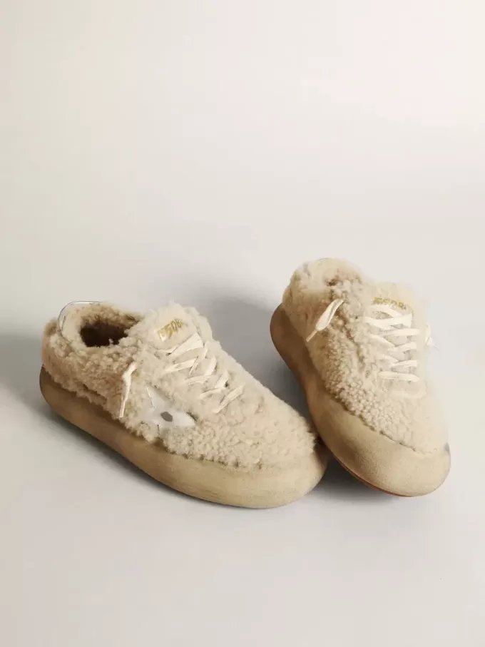 Space-Star-skor för damer i beige fårskinn med vit läderstjärna och metallisk läderflik på hälen