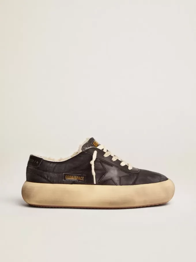 Space-Star-skor för herr i quiltad svart nylon med foder av fårskinn Space-Star-skor för herr i quiltad svart nylon med foder av fårskinn