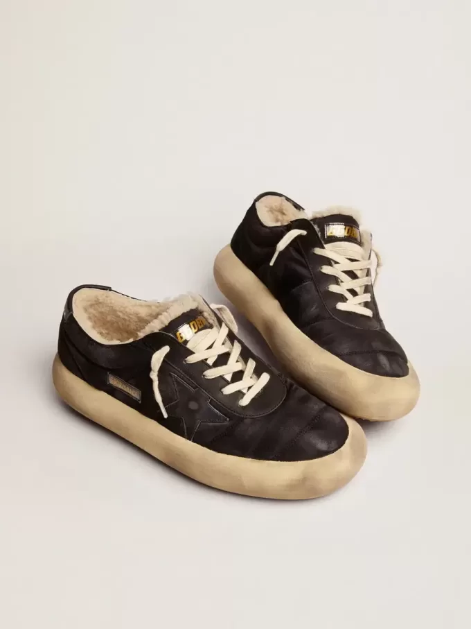Space-Star-skor för herr i quiltad svart nylon med foder av fårskinn Space-Star-skor för herr i quiltad svart nylon med foder av fårskinn