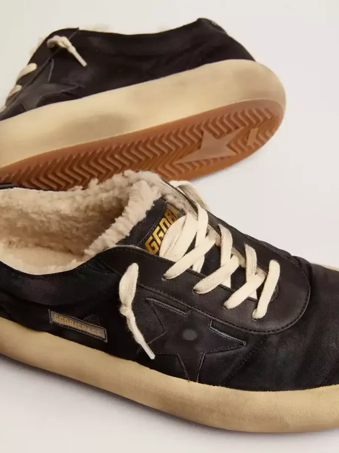 Space-Star-skor för herr i quiltad svart nylon med foder av fårskinn Space-Star-skor för herr i quiltad svart nylon med foder av fårskinn