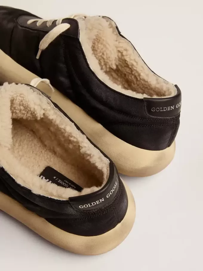 Space-Star-skor för herr i quiltad svart nylon med foder av fårskinn Space-Star-skor för herr i quiltad svart nylon med foder av fårskinn