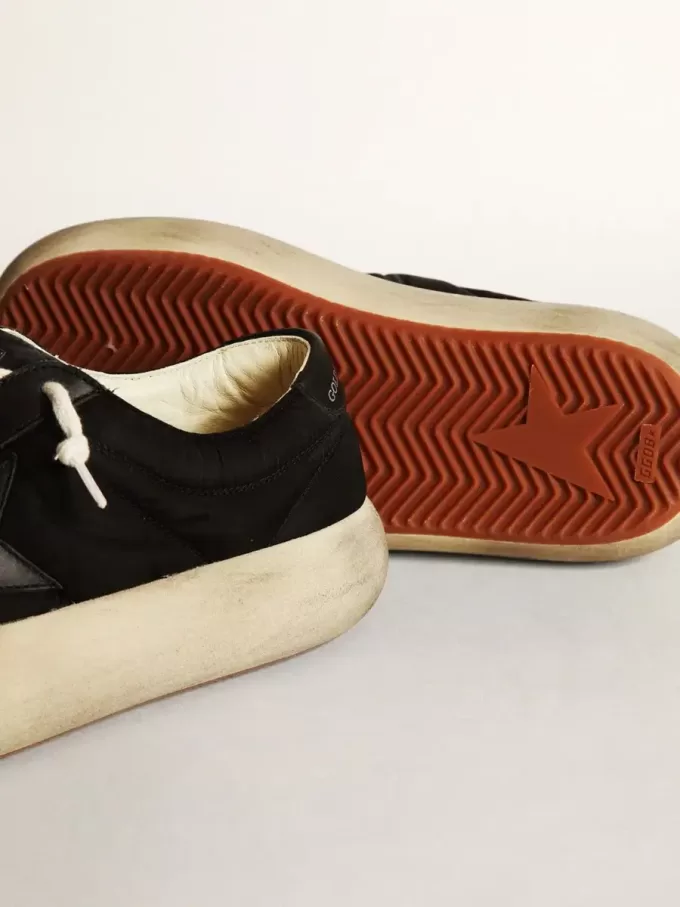 Space-Star-skor i svart nylon med svart läderstjärna och hälflik Space-Star-skor i svart nylon med svart läderstjärna och hälflik