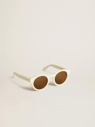 Squarestil Panthos-solglasögon med beige båge och gulddetaljer Squarestil Panthos-solglasögon med beige båge och gulddetaljer