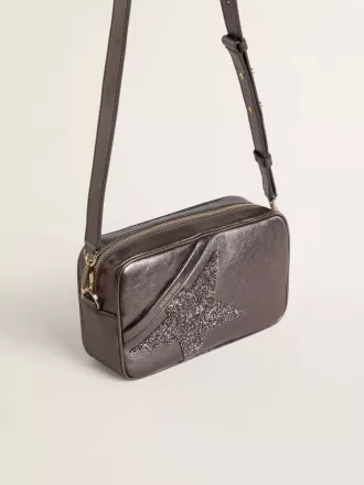 Star Bag i grått metallicläder med Swarovski-kristallstjärna