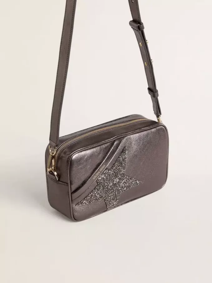 Star Bag i grått metallicläder med Swarovski-kristallstjärna Star Bag i grått metallicläder med Swarovski-kristallstjärna