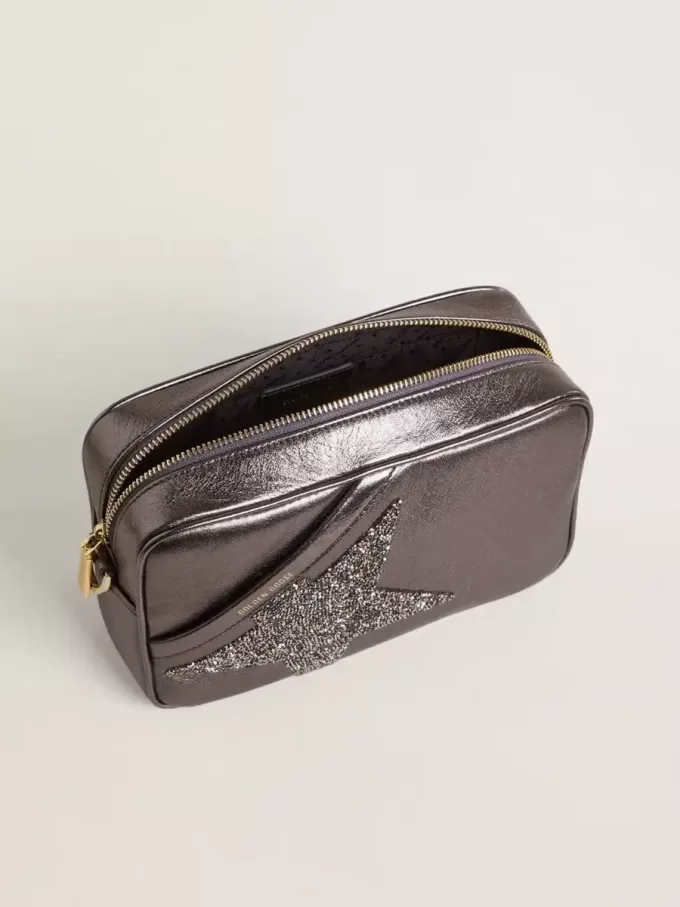 Star Bag i grått metallicläder med Swarovski-kristallstjärna Star Bag i grått metallicläder med Swarovski-kristallstjärna