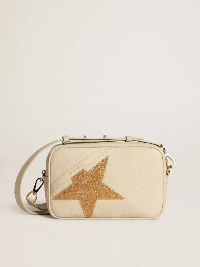 Star Bag i smörfärgat hamrat läder med Swarovski-kristallstjärna