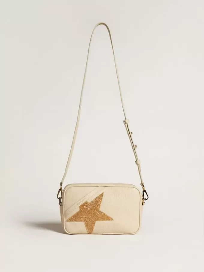 Star Bag i smörfärgat hamrat läder med Swarovski-kristallstjärna