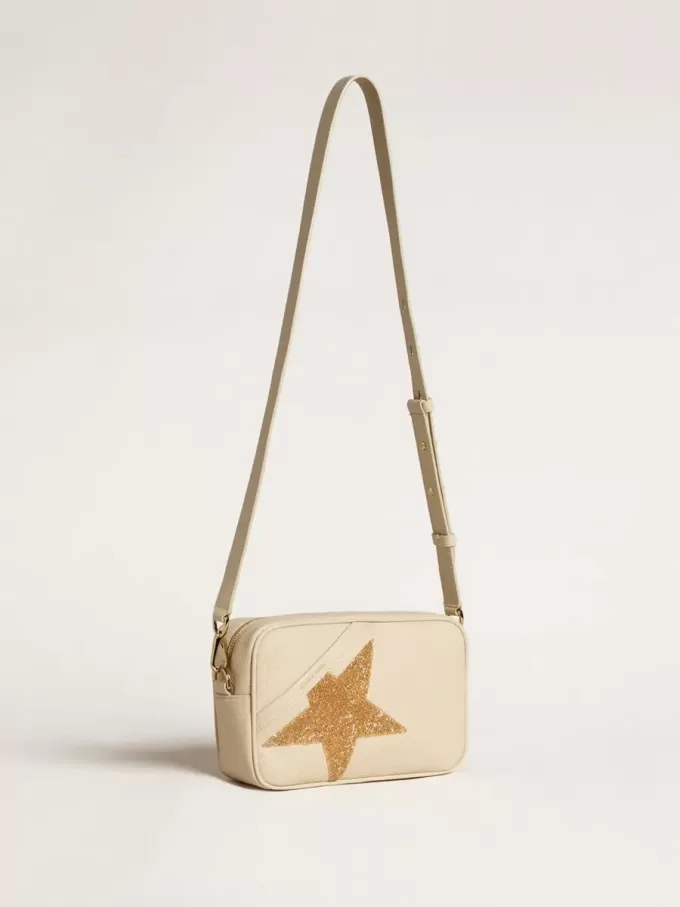 Star Bag i smörfärgat hamrat läder med Swarovski-kristallstjärna