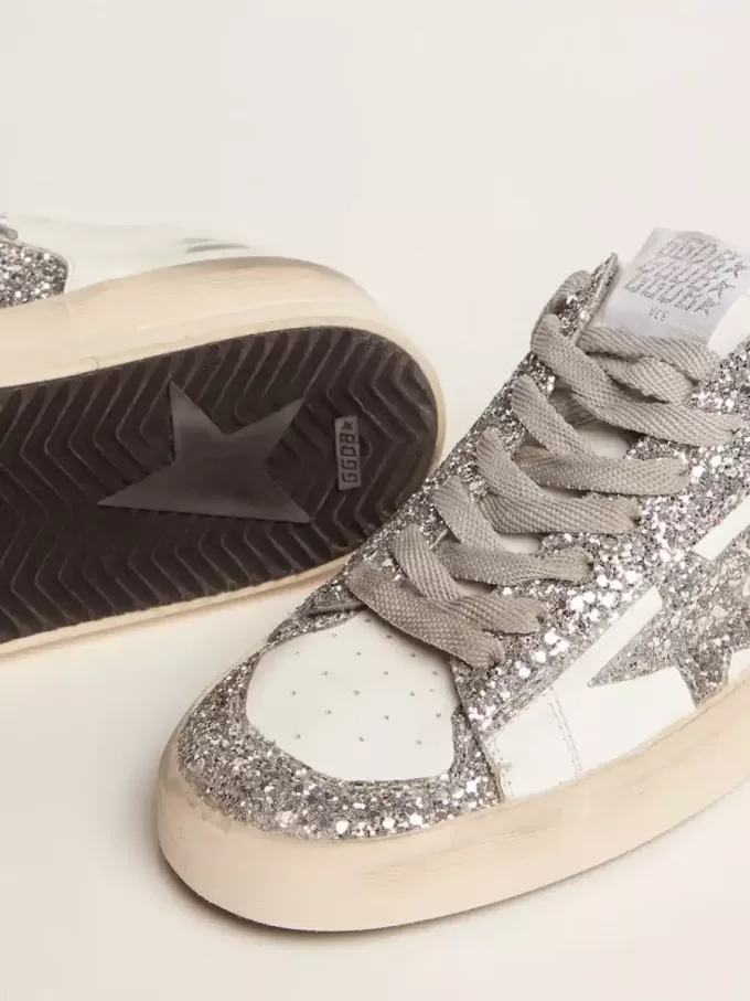 Stardan för damer i vitt läder och glitter