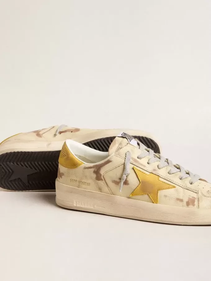 Stardan för herr i beige läder med honungsfärgad nubuckstjärna och hälflik Stardan för herr i beige läder med honungsfärgad nubuckstjärna och hälflik
