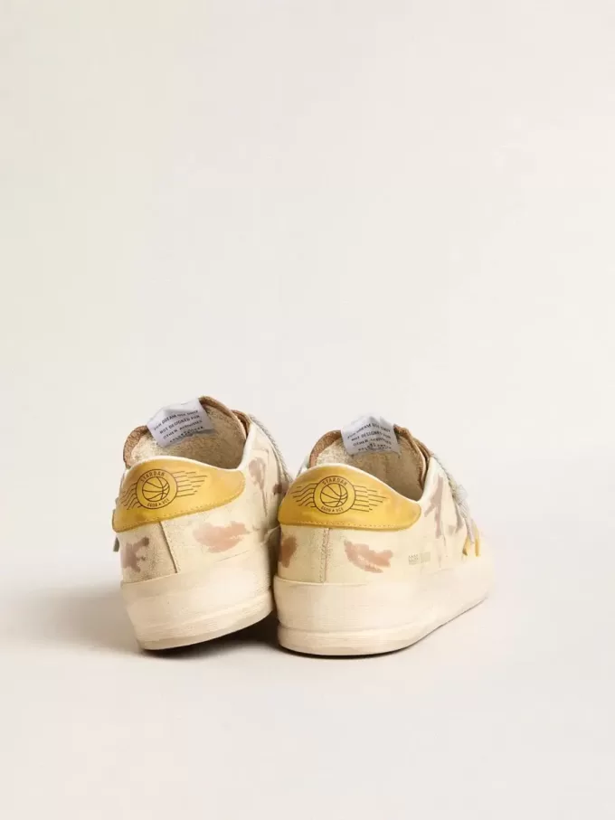 Stardan för herr i beige läder med honungsfärgad nubuckstjärna och hälflik Stardan för herr i beige läder med honungsfärgad nubuckstjärna och hälflik