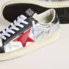 Stardan för herr i laminerad silvernylon med burgundyfärgad mockastjärna Stardan för herr i laminerad silvernylon med burgundyfärgad mockastjärna