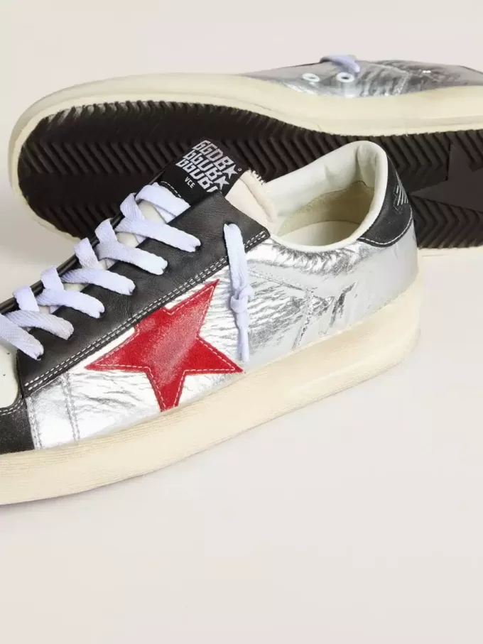 Stardan för herr i laminerad silvernylon med burgundyfärgad mockastjärna Stardan för herr i laminerad silvernylon med burgundyfärgad mockastjärna