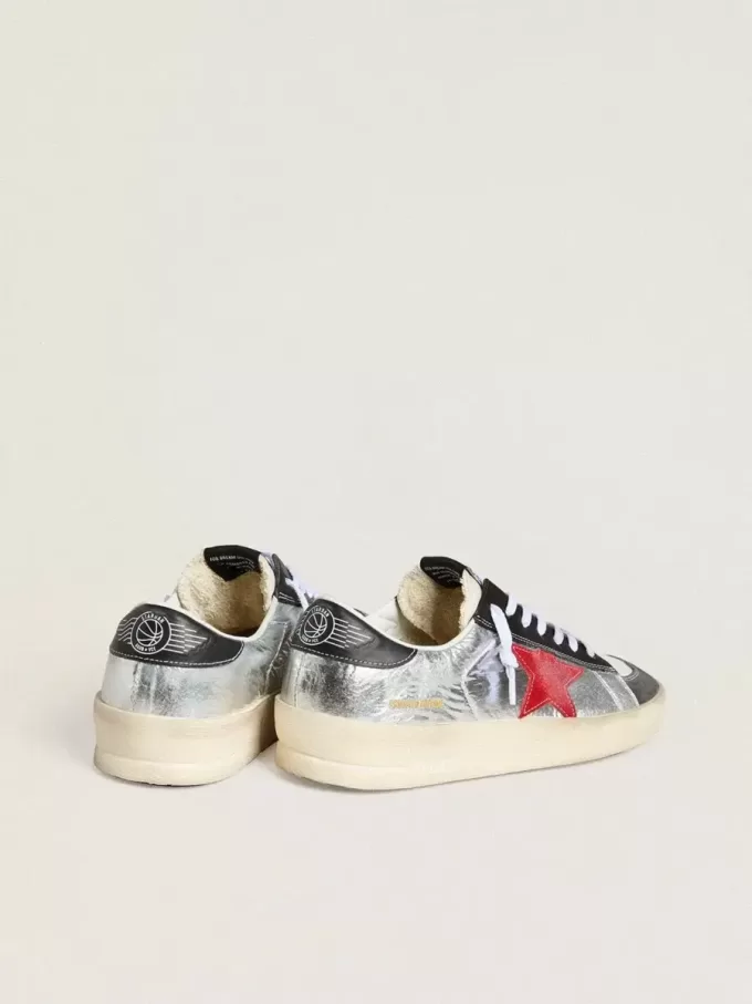 Stardan för herr i laminerad silvernylon med burgundyfärgad mockastjärna Stardan för herr i laminerad silvernylon med burgundyfärgad mockastjärna