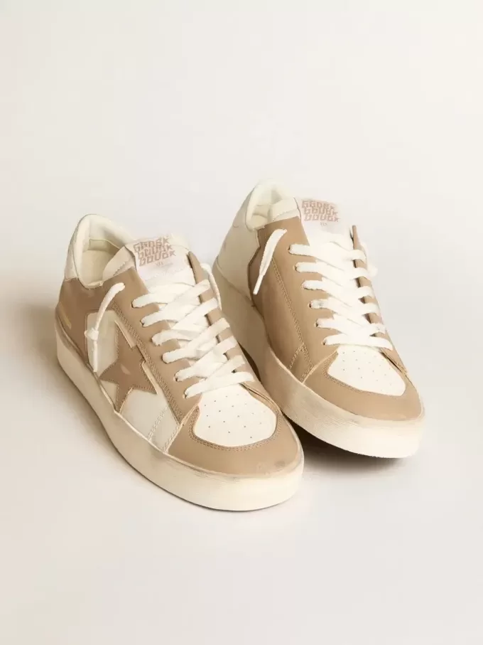 Stardan för herr i vitt och beige läder med beige stjärna och vit hälflik Stardan för herr i vitt och beige läder med beige stjärna och vit hälflik