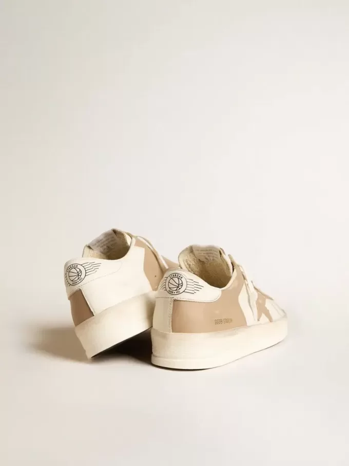 Stardan för herr i vitt och beige läder med beige stjärna och vit hälflik Stardan för herr i vitt och beige läder med beige stjärna och vit hälflik