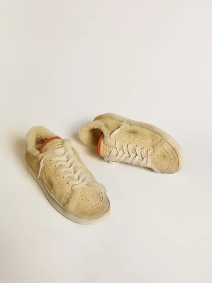 Stardan i beige mocka med läderklack och foder i fårskinn