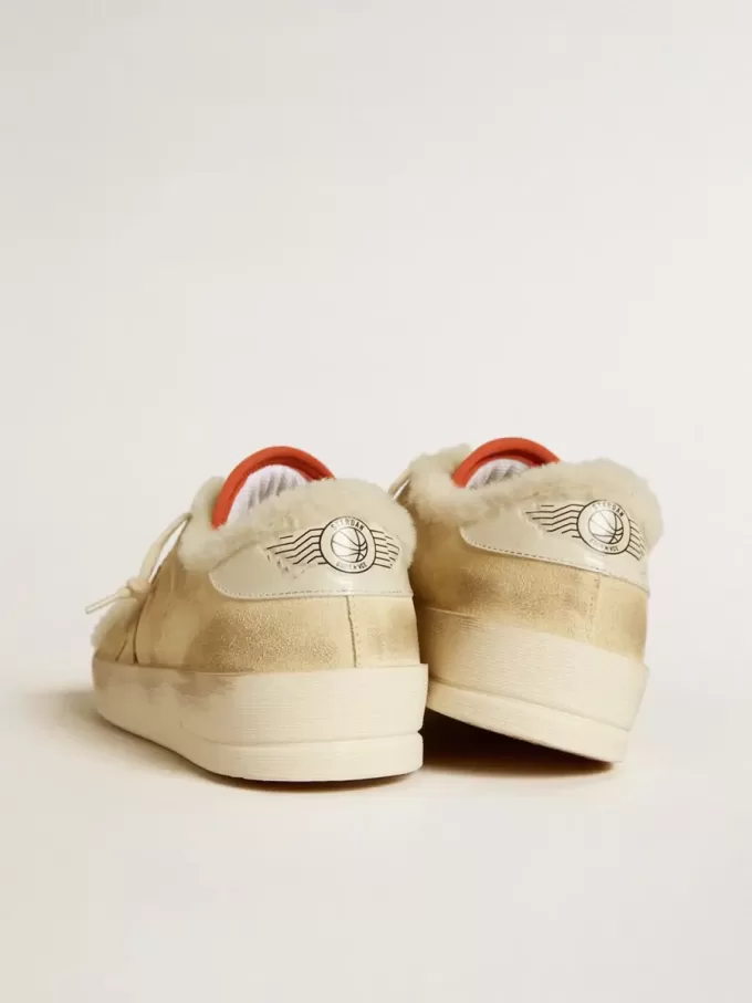 Stardan i beige mocka med läderklack och foder i fårskinn