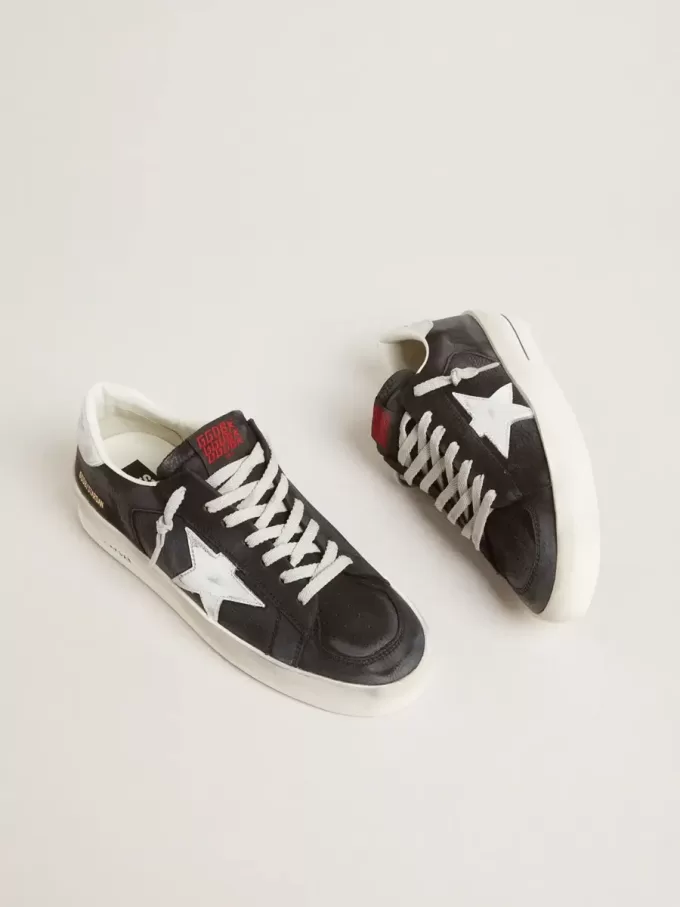 Stardan i svart nubuck och mesh med grå läderstjärna och hälflik Stardan i svart nubuck och mesh med grå läderstjärna och hälflik