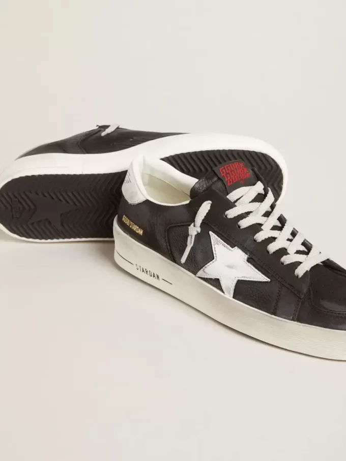 Stardan i svart nubuck och mesh med grå läderstjärna och hälflik Stardan i svart nubuck och mesh med grå läderstjärna och hälflik