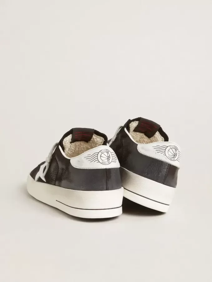 Stardan i svart nubuck och mesh med grå läderstjärna och hälflik Stardan i svart nubuck och mesh med grå läderstjärna och hälflik