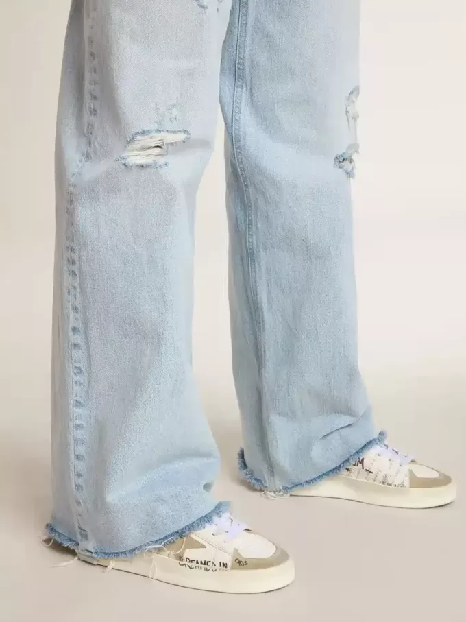 Stardan med beige mockastjärna och tå samt bokstäver och mönster över hela skon