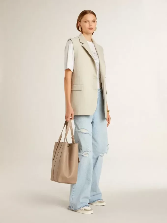 Stardan med beige mockastjärna och tå samt bokstäver och mönster över hela skon