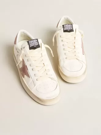 Stardan sneakers med rosa texturerad läderstjärna och hälflik