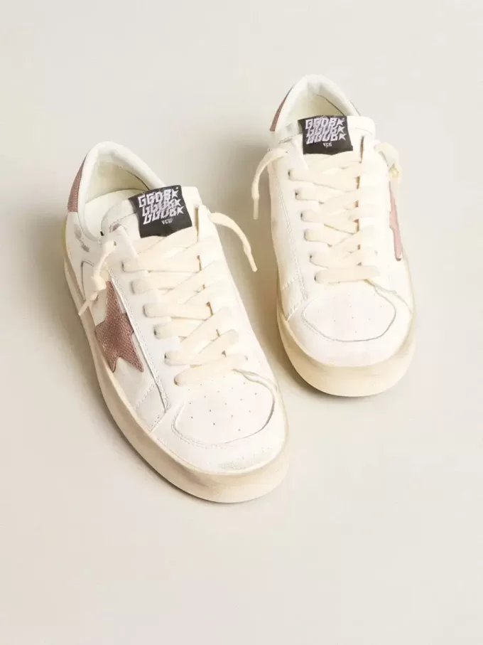 Stardan sneakers med rosa texturerad läderstjärna och hälflik Stardan sneakers med rosa texturerad läderstjärna och hälflik
