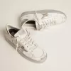 Stardan sneakers med silvermetallisk läderstjärna och hälflik Stardan sneakers med silvermetallisk läderstjärna och hälflik