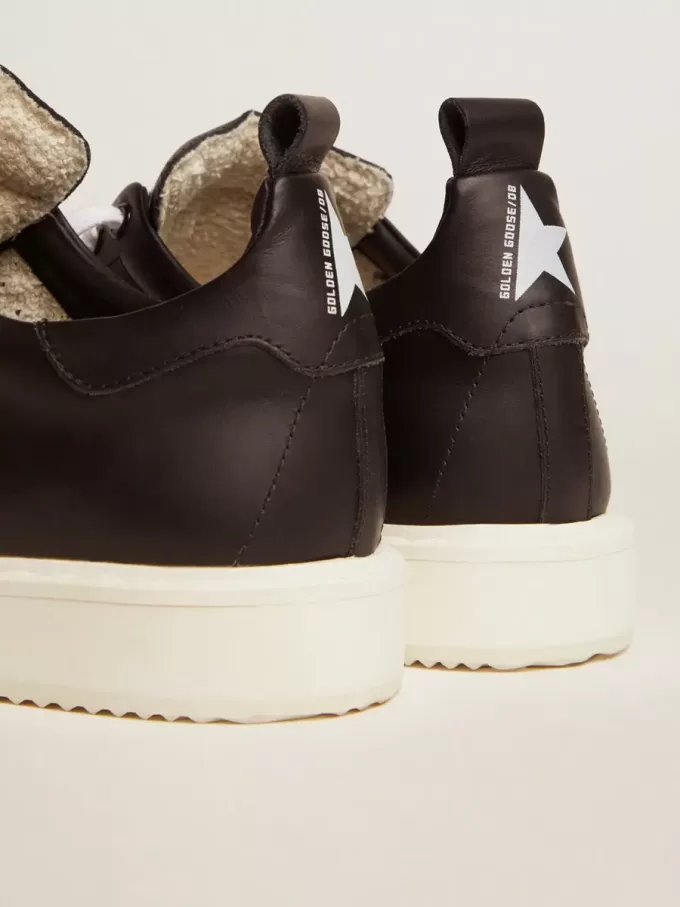 Starter sneakers i helt svart läder Starter sneakers i helt svart läder