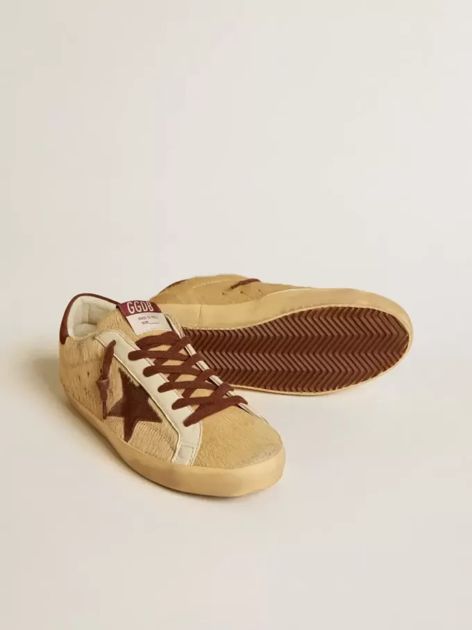 Super-Star för dam i beige ponnyhud med brun mockastjärna och hälflik Super-Star för dam i beige ponnyhud med brun mockastjärna och hälflik