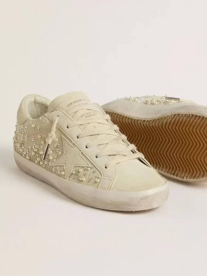 Super-Star för damer i beige mocka med pärlor och Swarovski-kristaller Super-Star för damer i beige mocka med pärlor och Swarovski-kristaller