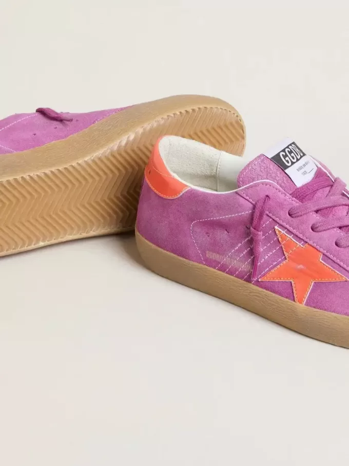 Super-Star för damer i fuchsiafärgat mocka med fluorescerande orange laminerad läderstjärna och hälflik. Super-Star för damer i fuchsiafärgat mocka med fluorescerande orange laminerad läderstjärna och hälflik.