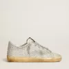 Super-Star för damer i åldrat vitt nubuck med Swarovski-kristaller Super-Star för damer i åldrat vitt nubuck med Swarovski-kristaller