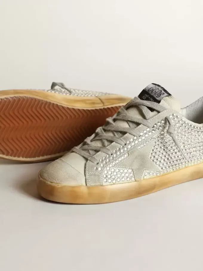 Super-Star för damer i åldrat vitt nubuck med Swarovski-kristaller Super-Star för damer i åldrat vitt nubuck med Swarovski-kristaller