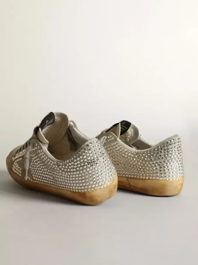 Super-Star för damer i åldrat vitt nubuck med Swarovski-kristaller Super-Star för damer i åldrat vitt nubuck med Swarovski-kristaller