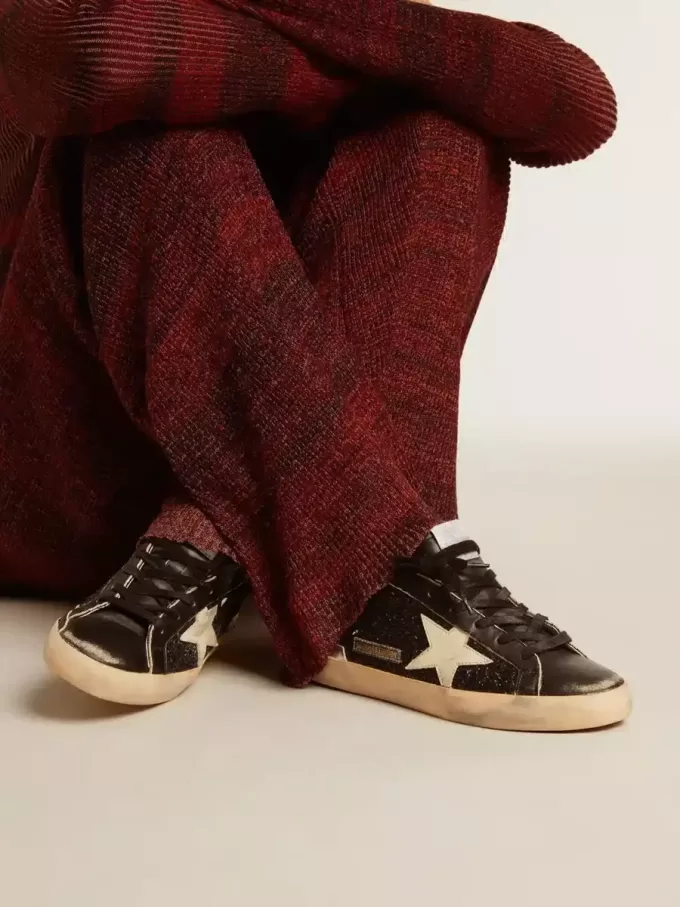 Super-Star för damer i svart glitter och nappa med krämfärgad läderstjärna och hälflik Super-Star för damer i svart glitter och nappa med krämfärgad läderstjärna och hälflik