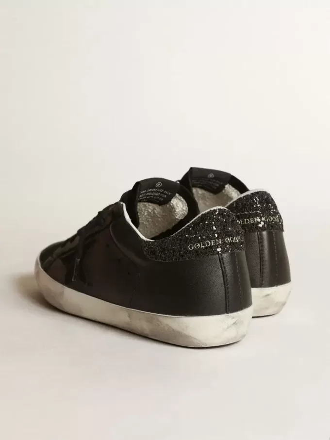 Super-Star för damer i svart nappa med svart stjärna och glitter på hälfliken Super-Star för damer i svart nappa med svart stjärna och glitter på hälfliken