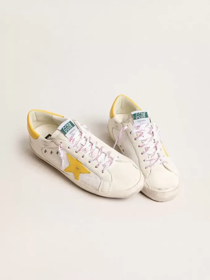 Super-Star för herr i mesh och nappaläder med gul läderstjärna och hälflik Super-Star för herr i mesh och nappaläder med gul läderstjärna och hälflik